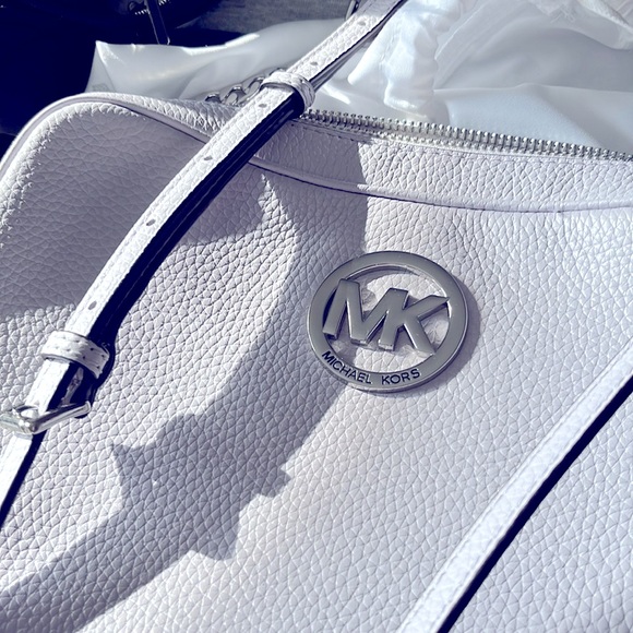 I am selling a gently used micheal kors purse - Picture 3 of 5